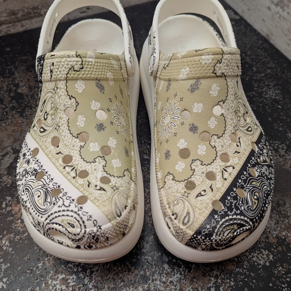 Womens Crocs Classic Crush Platform Clog Shoes Sz 8 Used Bandana Print 208119 - Picture 4 of 10